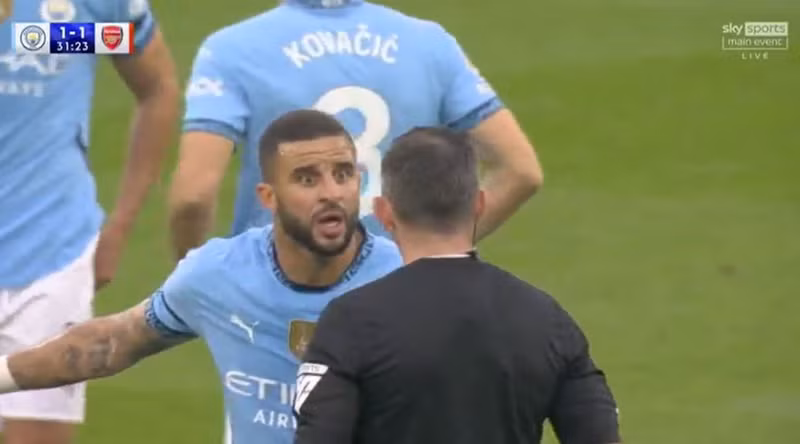 Kyle Walker cũng phản ứng với Michael Olivier khi công nhận bàn thắng cho Arsenal. 10.jpg
