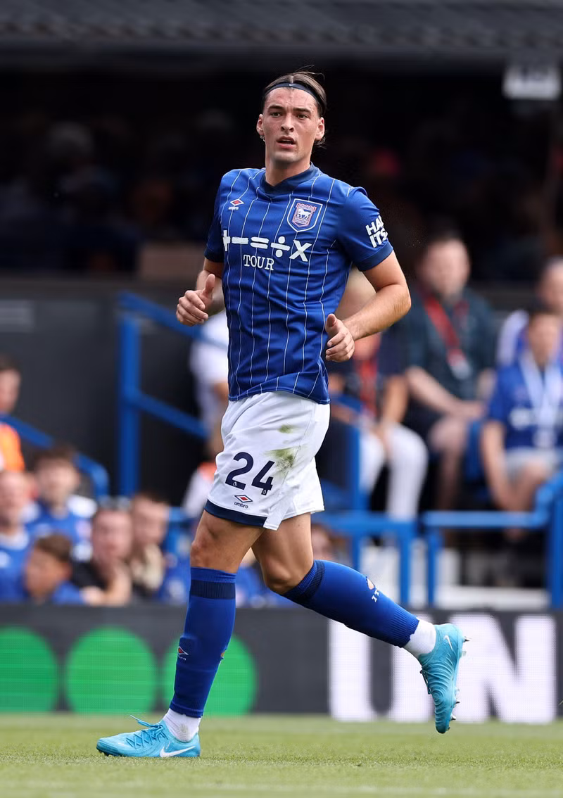Cô là bạn gái của trung vệ Jacob Greaves, người mới gia nhập Ipswich từ Hull City với giá 15 triệu bảng Anh. 7.jpg