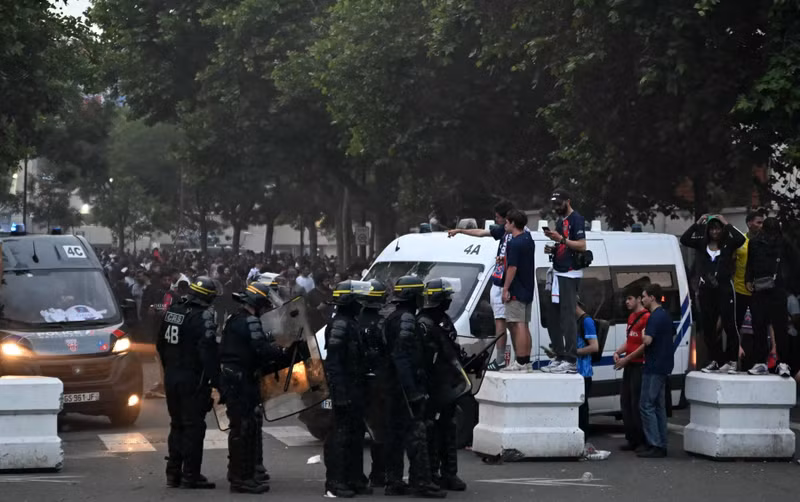 Hàng ngàn người hâm mộ PSG ăn mừng đội nhà đăng quang với tỷ số đậm nhất trong lịch sử một trận chung kết châu Âu. psg-2-7251.jpg