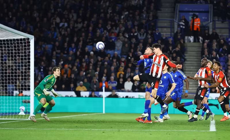 Christian Norgaard đánh đầu ghi bàn thứ ba cho Brentford ở phút thứ 32. lct-06.jpg