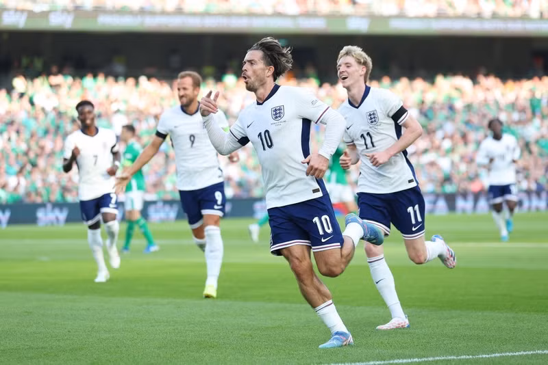 Khác với người đồng đội Declan Rice, tiền vệ Jack Grealish lại ăn mừng cuồng nhiệt, dù anh từng khoác áo U21 Ireland. 2024-25-league-b-group-930984392.jpg
