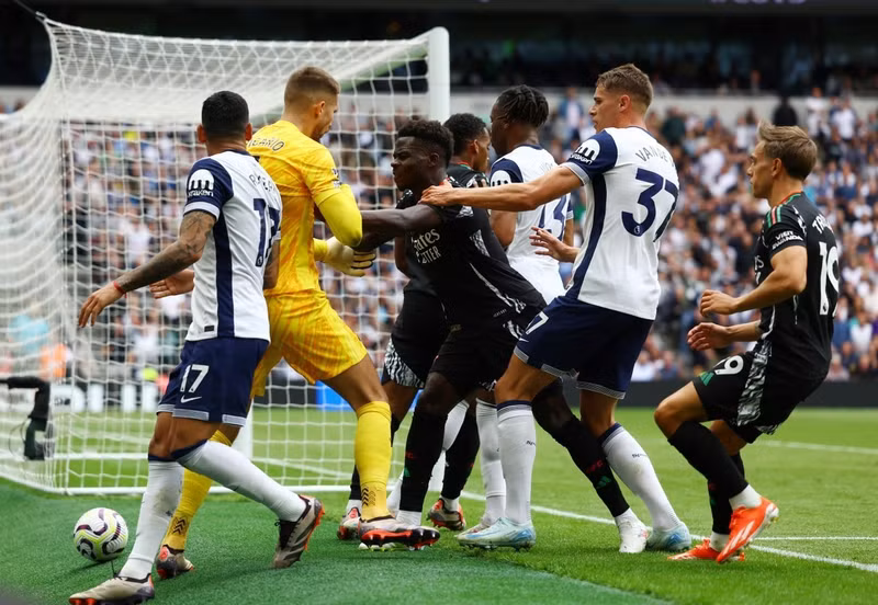 Bukayo Saka bên phía Arsenal là một trong nhiều cầu thủ vào sân và bảo vệ đồng đội của mình 4.jpg