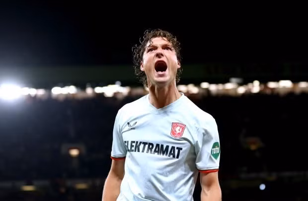 Cầu thủ của FC Twente được ăn mừng ngay tại thánh địa Old Trafford. 4.jpg