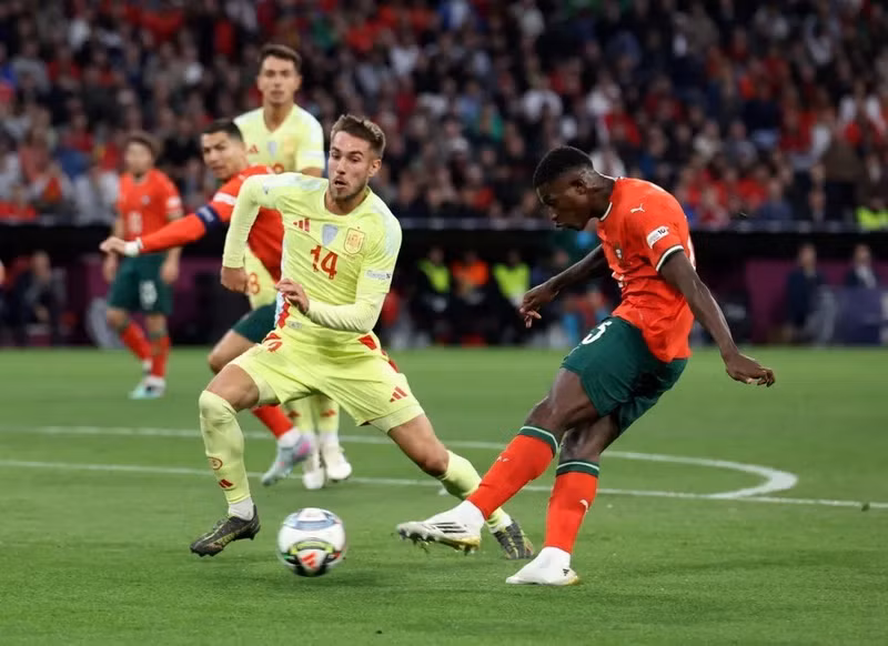 Chỉ 5 phút sau đó, Nuno Mendes san bằng tỷ số 1-1 cho Bồ Đào Nha. bo-dao-nha-7.jpg