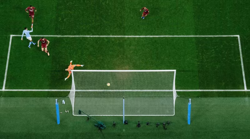 Cũng chính chân sút 25 tuổi kiến tạo để Tijjani Reijnders dứt điểm tung nóc lưới West Ham, nâng tỷ số lên 2-0 ở phút 38. man-city-3.jpg