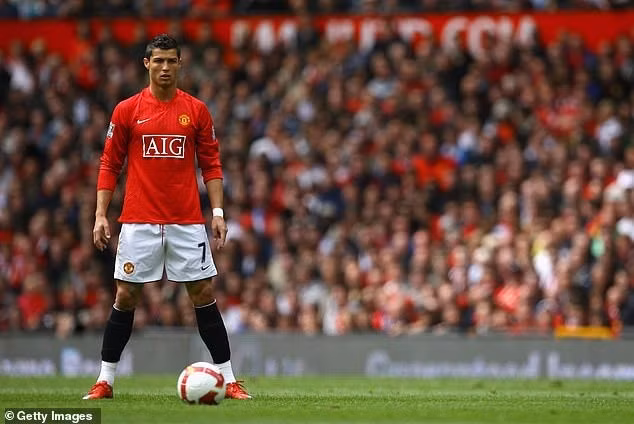 Cristiano Ronaldo (cựu tiền đạo Man Utd) xếp thứ 3, theo bình chọn của chuyên gia bóng đá Jamie Carragher. 93214663-14199567-image-a-49-173.jpg