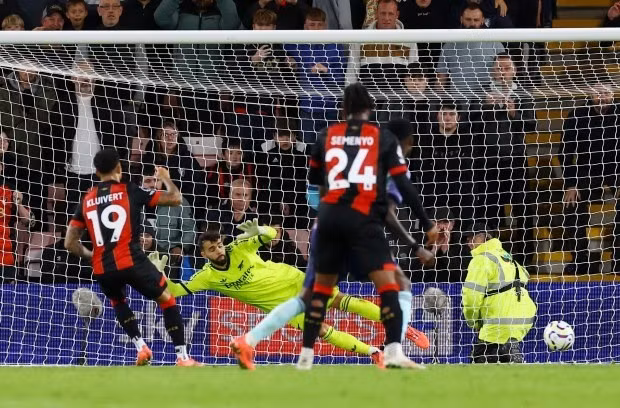 Justin Kluivert ấn định tỷ số 2-0 cho Bournemouth trên chấm phạt đền ở phút 79. 6-8824.jpg