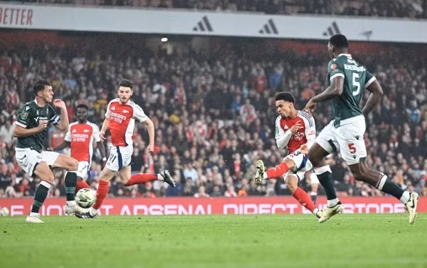 Nwaneri trở thành cầu thủ trẻ tuổi thứ 4 trong lịch sử ghi bàn cho Arsenal. 5.jpg