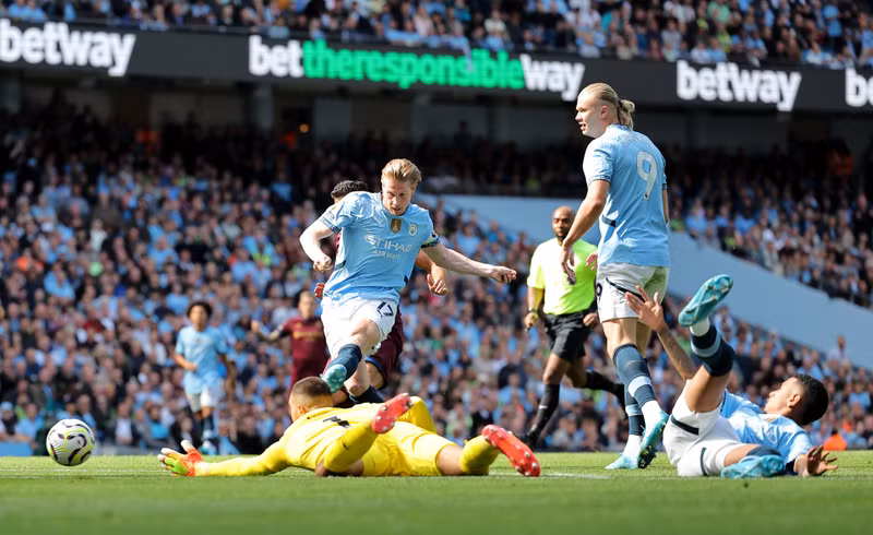 Chỉ 2 phút sau, tiền vệ Kevin De Bruyne đưa Man City vượt lên dẫn trước. 6.jpg