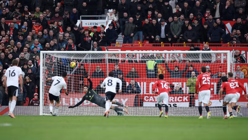 Kịch tính dâng lên cao trao ở cuối trận khi Fulham có được bàn rút ngắn tỷ số xuống còn 1-2 nhờ công Raul Jimenez trên chấm phạt đền phút 85. 5-2018.jpg