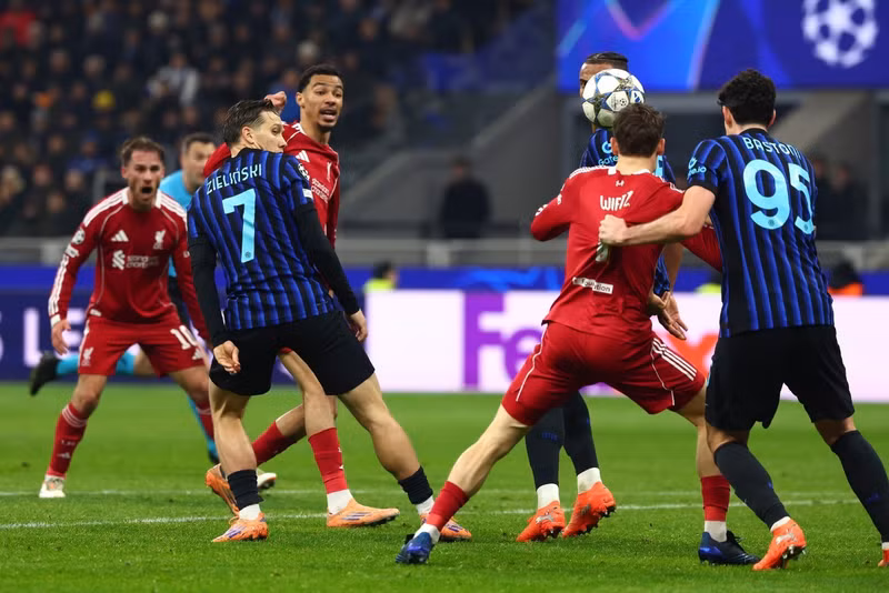 Liverpool được hưởng phạt đền khi trọng tài xác định Alessandro Bastoni kéo áo Florian Wirtz trong vòng cấm. Tình huống này gây tranh cãi bởi cầu thủ Inter Milan nhảy lên đánh đầu phá bóng và kéo áo không quá mạnh với đối phương. liverpool-2.jpg