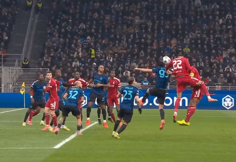 Trọng tài trước đó còn gây tranh cãi khi không công nhận bàn thắng của Liverpool ở phút 32. Khi đó, VAR xác định Virgil van Dijk đánh đầu sượt tay đồng đội Hugo Ekitike, trước khi đưa bóng về phía cầu môn để Ibrahima Konate đánh đầu nối cận thành tung lưới Inter Milan. liverpool-4.jpg