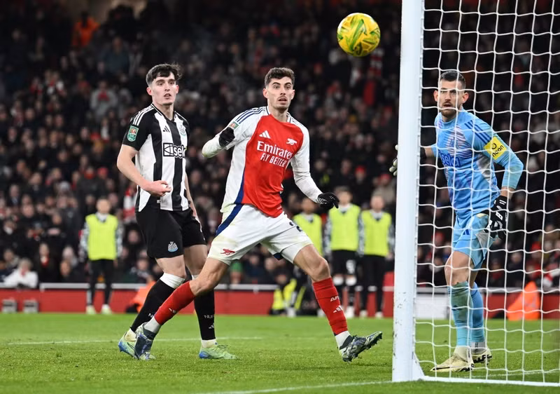 Do 2 đội đầu bảng cầm chân nhau, giúp Arsenal có cơ hội thu hẹp khoảng cách nếu họ thắng Tottenham trong trận derby London vào lúc 3 giờ ngày 16/1. arsenal-07.jpg
