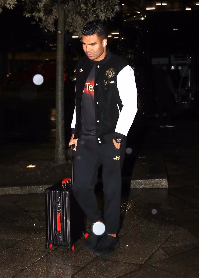 Ngôi sao Casemiro của Man Utd được nhìn thấy ở nhà ga xe lửa. 10-7450.jpg