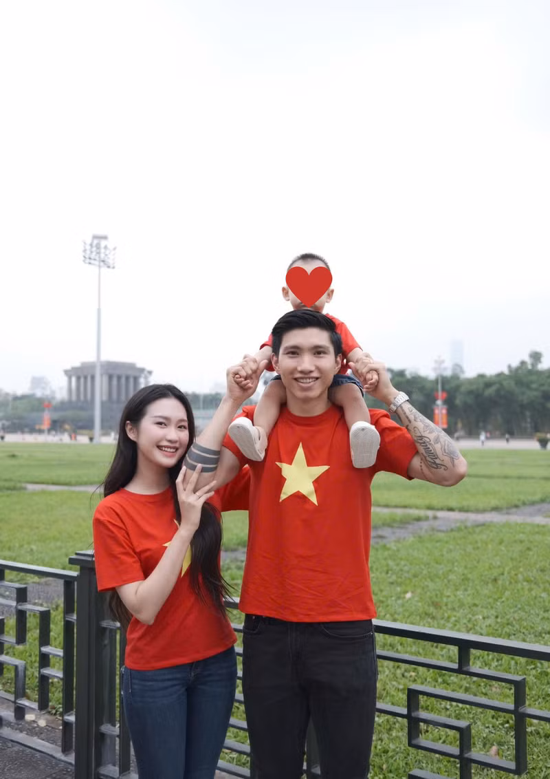 Diện đồ đỏ rực rỡ với ngôi sao vàng, gia đình 3 người nhà Văn Hậu không chỉ toát lên vẻ hạnh phúc mà còn lan tỏa tinh thần yêu nước ngút trời. 3.png