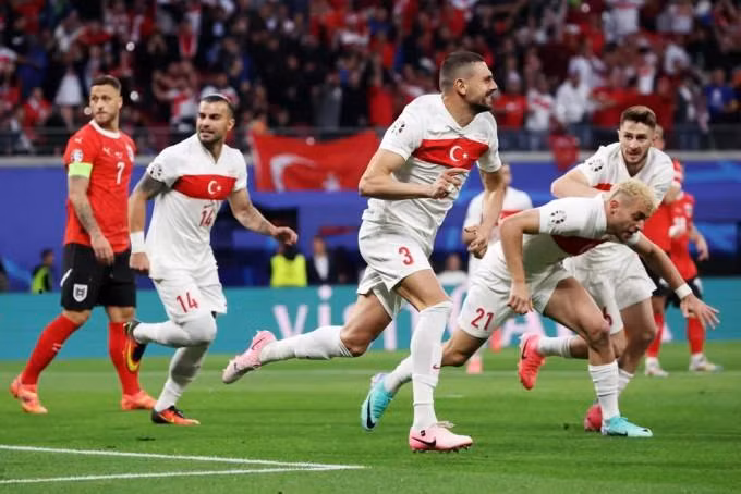 Merih Demiral ăn mừng bàn thắng mở ra đêm kỳ diệu cho bóng đá Thổ Nhĩ Kỳ. TNK02-.jpeg