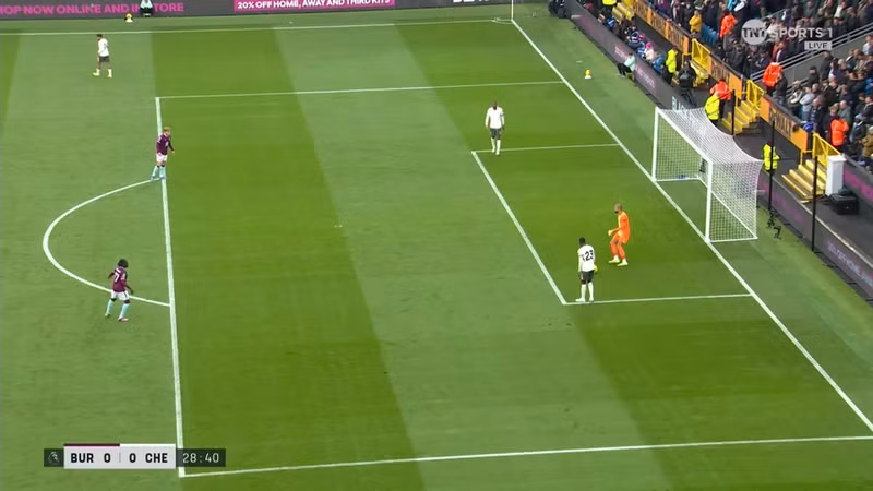 Tình huống gây tranh cãi diễn ra ở phút 29, khi thủ môn Robert Sanchez chuyền bóng cho Trevoh Chalobah trong vòng 5m50. chelsea-1.jpg