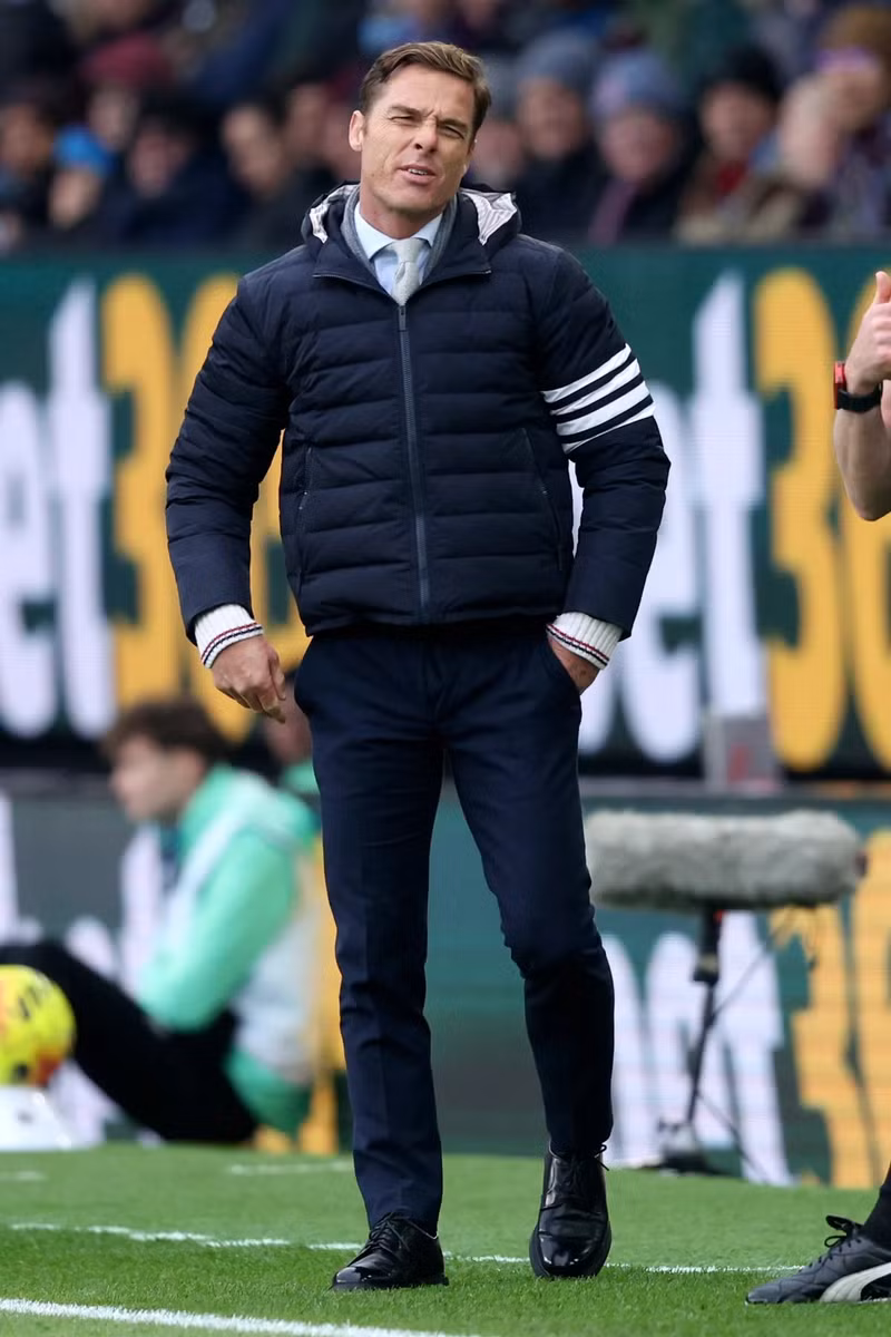 Thất bại trước Chelsea, chứng kiến đoàn quân của HLV Scott Parker thua 5 trong 7 trận gần nhất. Burnley mới có vỏn vẹn 10 điểm sau 12 trận và xếp thứ 19 bảng xếp hạng Ngoại hạng Anh. chelsea-8.jpg
