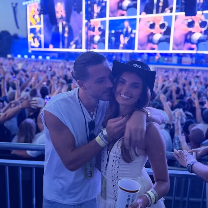 Cách cô và Grealish cùng nhau đưa con gái nhỏ đi khắp các điểm du lịch sang trọng đã khiến fan hâm mộ bóng đá 'ngả mũ thán phục' không kém gì những pha xử lý kỹ thuật của tiền vệ người Anh trên sân cỏ. 12.jpg