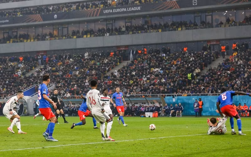Alejandro Garnacho thoát xuống sát biên ngang cánh trái, rồi chuyền vào cho Kobbie Mainoo đá nối chéo góc, đưa bóng ngoài tầm cản phá của thủ thành Stefan Tarnovanu. man-utd-4-5355.jpg