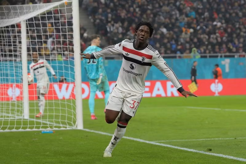 Đại diện Ngoại hạng Anh gia tăng cách biệt sau đó chỉ 8 phút. man-utd-4.jpg