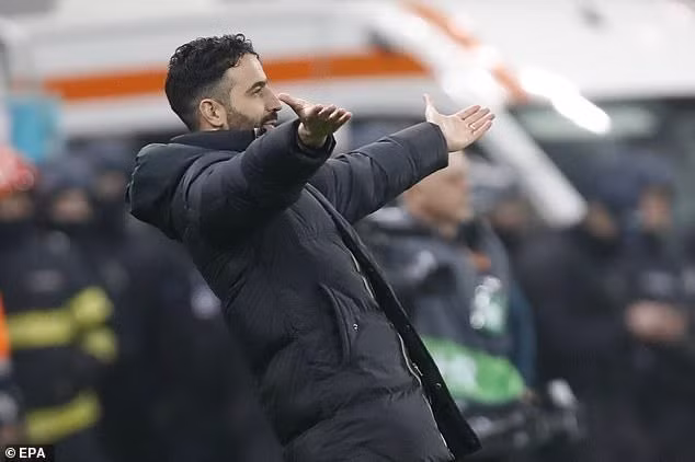 Amorim trở thành HLV thứ hai toàn thắng cả 4 trận đầu dẫn dắt Man Utd tại Cup châu Âu, sau huyền thoại Alex Ferguson tại Cup Winners' Cup 1990-1991. man-utd-7.jpg