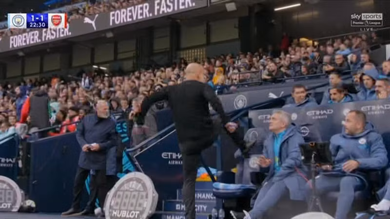 Tình huống ghi bàn gây tranh cãi khiến HLV Pep Guardiola của Man City tức giận và đá vào ghế. 9.jpg