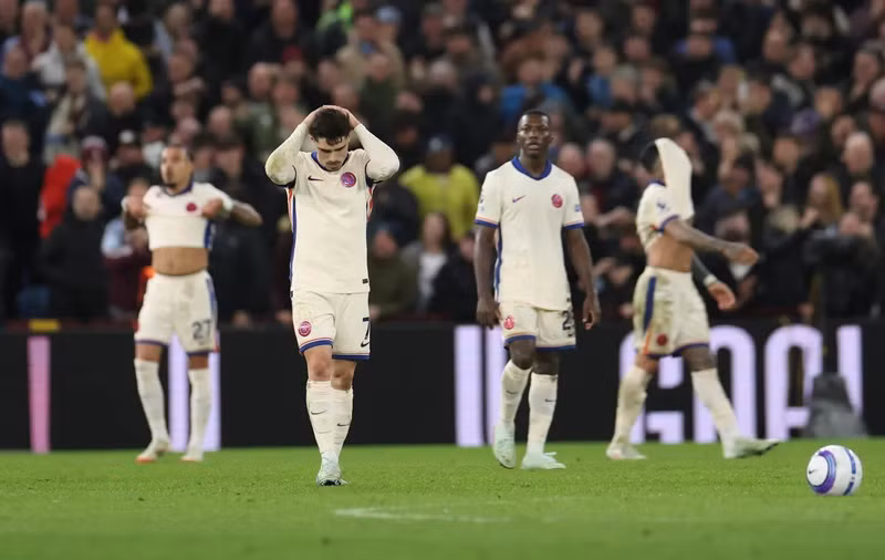 Các cầu thủ Chelsea thất vọng khi thua ngược Aston Villa ở vòng 26 giải quốc nội. 5-9782.jpg