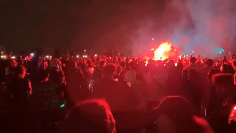 Hàng ngàn người hâm mộ PSG đã tập trung tại trung tâm Paris sau trận đấu. Đám đông sau đó đã gây ra những vụ bạo loạn lớn. psg-2.jpg