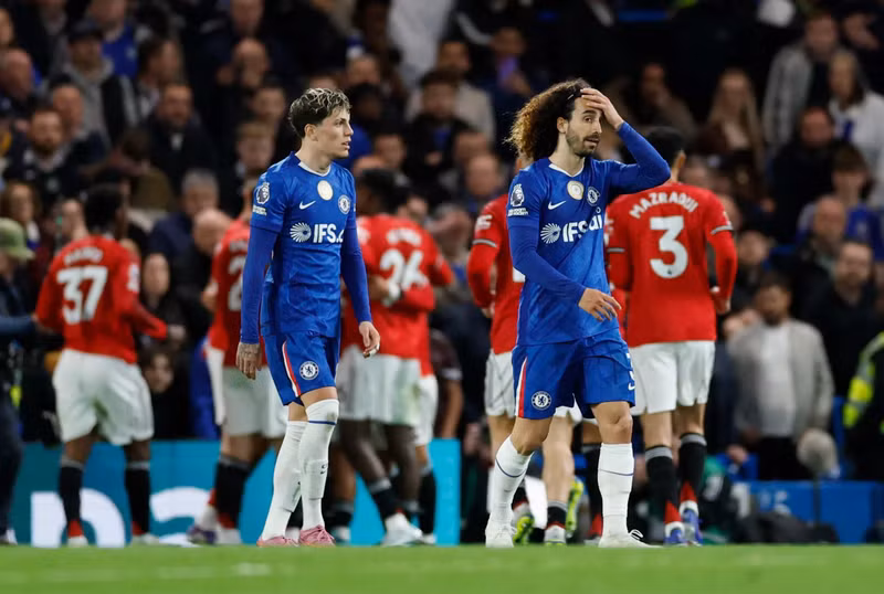 Trái lại, trận thua đẩy Chelsea lún sâu vào khủng hoảng, họ đang kém top 5 (đủ điều kiện dự Champions League) tới 4 điểm khi giải Ngoại hạng Anh chỉ còn 5 vòng đấu nữa sẽ hạ màn. man-utd-5.jpg