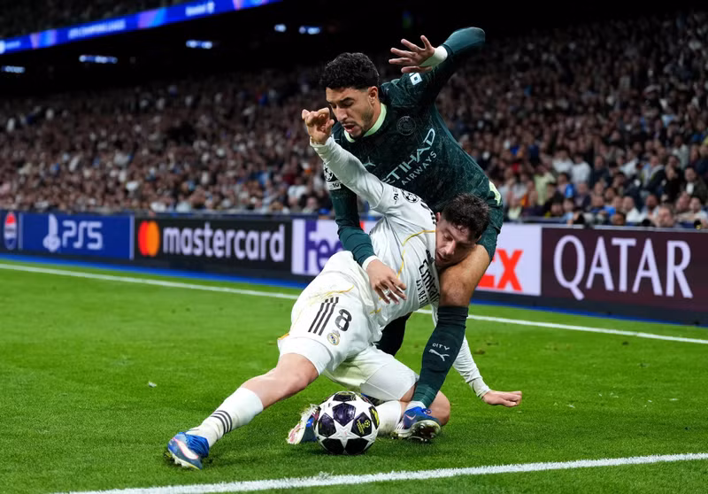 Man City đã bị áp đảo hoàn toàn trong hiệp một cuộc so tài tại sân Bernabeu. real-madrid-1.jpg