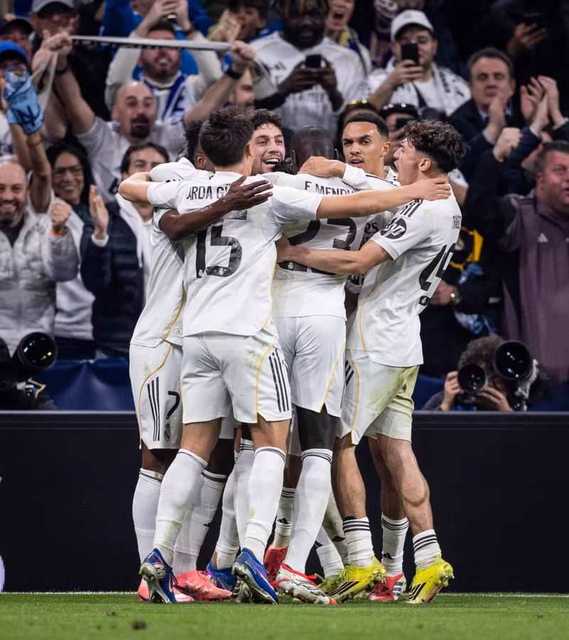 Ngược lại, chiến thắng đậm tại Bernabeu giúp Real Madrid đặt 1 chân vào tứ kết. real-madrid-5.jpg