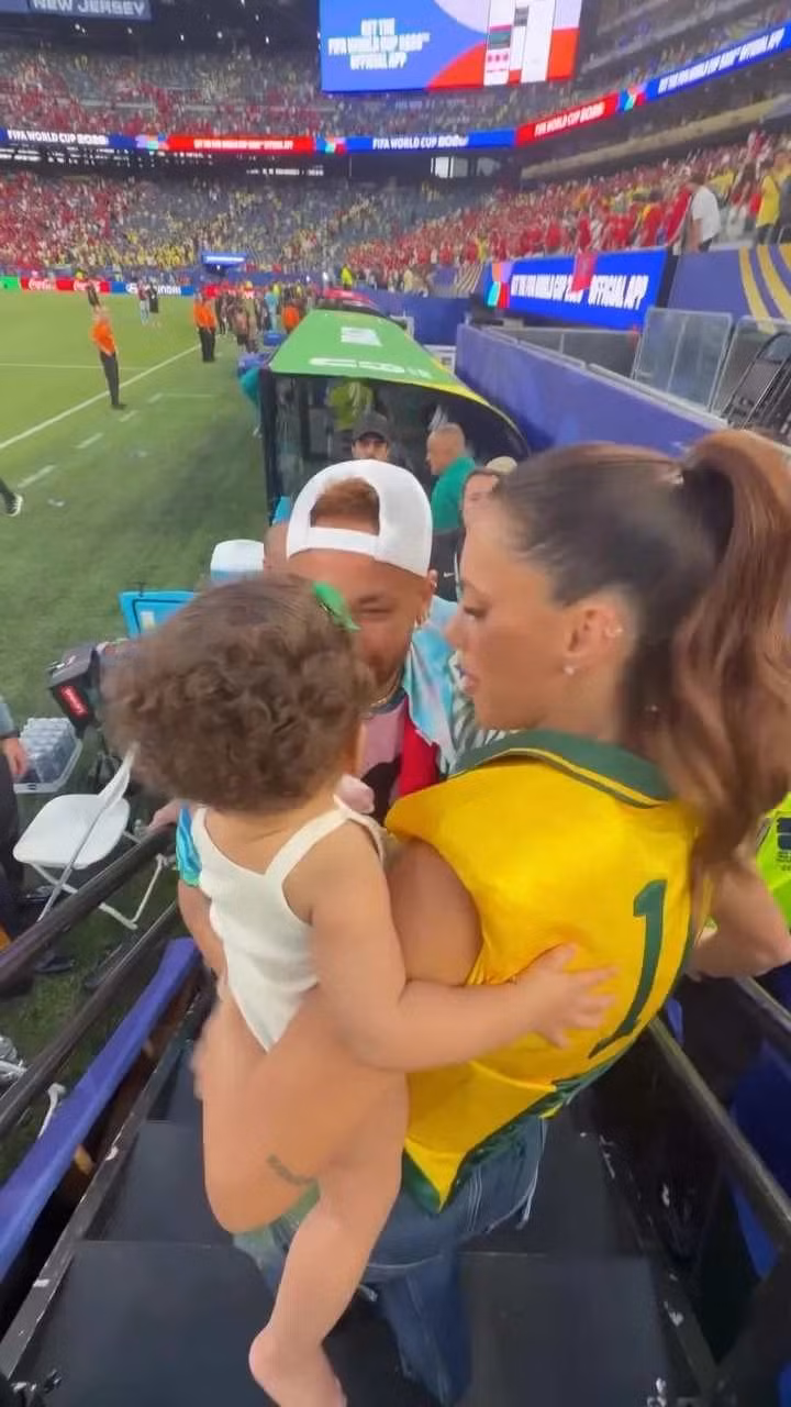 Siêu mẫu Bruna Biancardi bế con gái khi gặp Neymar sát khu kỹ thuật. Hình ảnh gia đình của tiền đạo Brazil tạo nên điểm nhấn mềm mại giữa bầu không khí nóng bỏng của World Cup neymar-4.jpg
