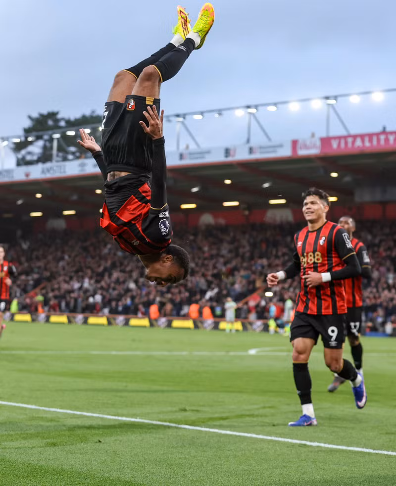 Tiền đạo người Pháp ăn mừng đầy cảm xúc sau khi chọc thủng lưới Man City. man-city-4.jpg