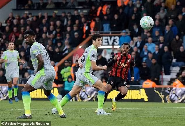 Họ để Eli Junior Kroupi ghi bàn, mở tỷ số cho đội chủ nhà Bournemouth ở phút 39. man-city-3.jpg