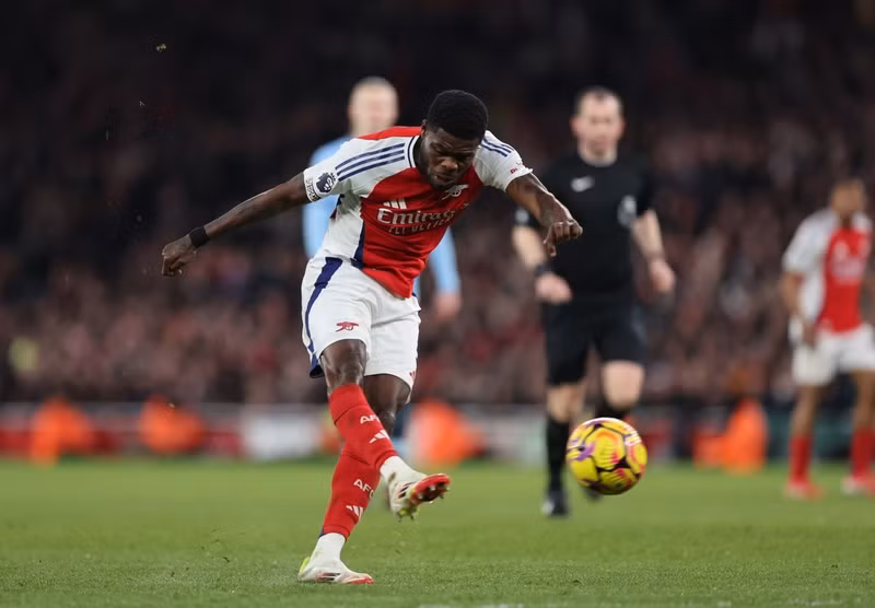 Thomas Partey tung cú sút căng giúp Arsenal tái lập thế dẫn bàn. arsenal-07.jpg