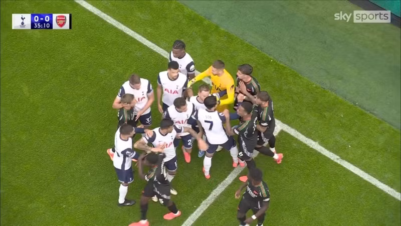 Các cầu thủ trong trận derby Bắc London không ngần ngại lao vào nhau. 2.jpg
