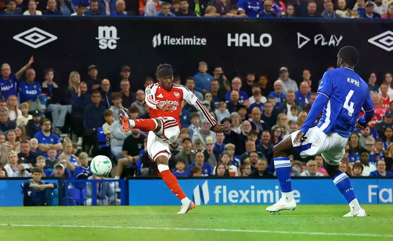 Arsenal không mất nhiều thời gian để nhân đôi cách biệt. Phút 16, tiền đạo Noni Madueke đón đường chuyền của Mikel Merino rồi dứt điểm gọn gàng, đưa 'Pháo thủ' dẫn 2-0. Ảnh: Reuters 5.jpg