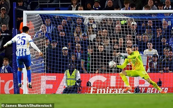 Thủ môn Matz Sels xuất sắc cản phá cú sút luân lưu của Diego Gomez. nth04.jpg