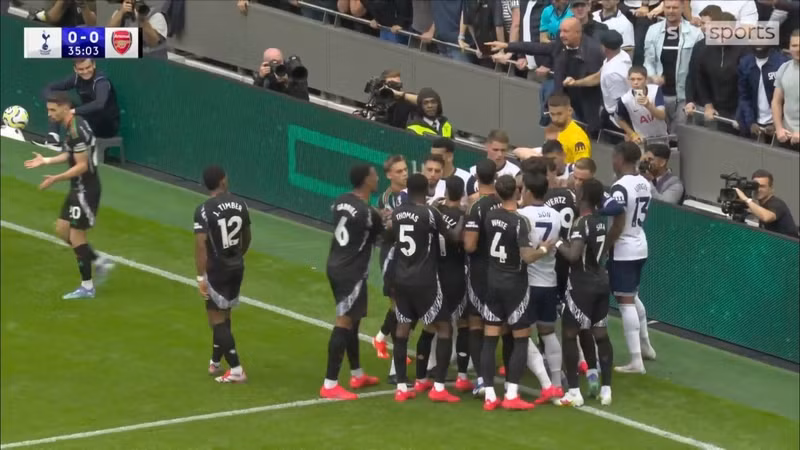 Cuộc so tài giữa 2 đối thủ truyền kiếp Arsenal - Tottenham diễn ra với nhiều tình huống va chạm. 1.jpg