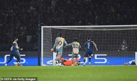 Ousmane Dembélé rút ngắn tỷ số xuống còn 1-2 cho đội bóng Paris ở phút 56. man-city-07.jpg