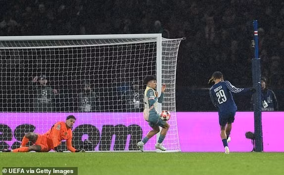 Cũng chỉ 4 phút sau đó, Bradley Barcola quân bình tỷ số 2-2 cho đội chủ nhà. man-city-08.jpg