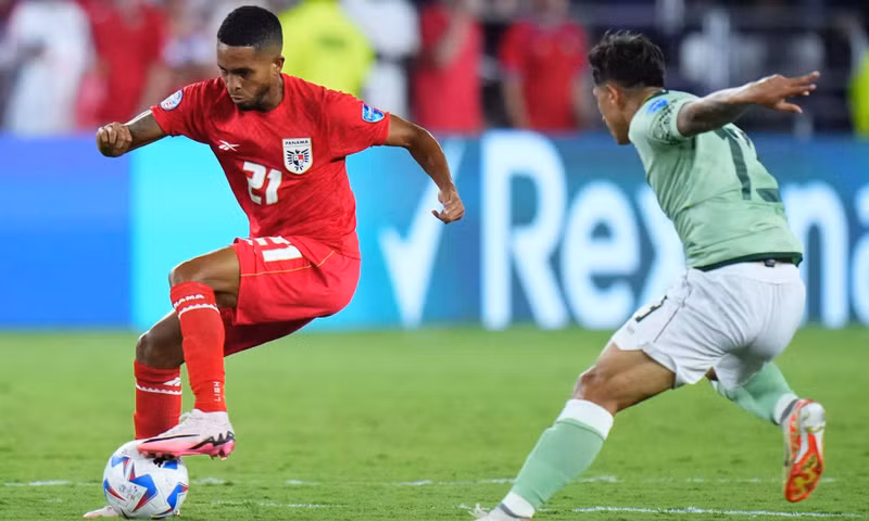 Tiền vệ Cesar Yanis của Panama là cầu thủ thấp nhất giải với chiều cao 1,60 m. Anh thấp hơn thủ môn Florian Wiegele tới 45 cm.<br/> Panama sở hữu đội hình già nhất fifa-5.jpg