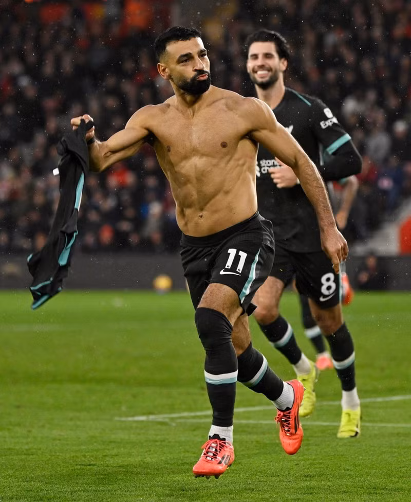 Salah ăn mừng cuồng nhiệt sau khi ấn định tỷ số 3-2 trên chấm phạt đền ở phút 83. Trước đó, anh quân bình tỷ số 2-2 cho đội nhà ở phút 65. 4-4452.jpg