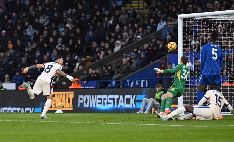 Enzo Fernandez đánh đầu ghi bàn thắng thứ hai cho Chelsea ở phút 75. 5-3939.jpg