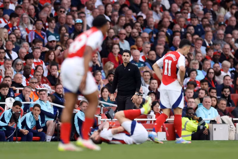 Tới phút 87, Jorginho dính chấn thương không thể tiếp tục thi đấu. Arsenal buộc phải đá với 10 cầu thủ do hết quyền thay người và đây cũng là ‘khoảnh khắc kỳ lạ’ khác. arsenal-07.jpg