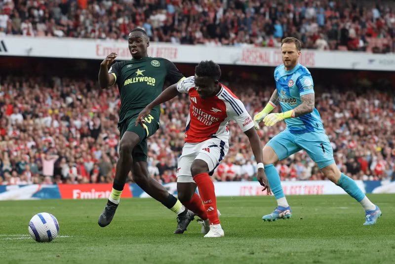 Tiền đạo Arsenal không dứt điểm ngay mà dẫn thêm 2 nhịp, điều này khiến hậu vệ Brentford kịp lao về giải nguy. arsenal-05.jpg