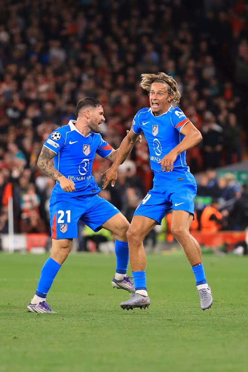 Marcos Llorente ghi cú đúp ở phút 45+3 hiệp một và phút 81 hiệp hai để quân bình tỷ số 2-0 cho đại diện La Liga. liverpool-6.jpg