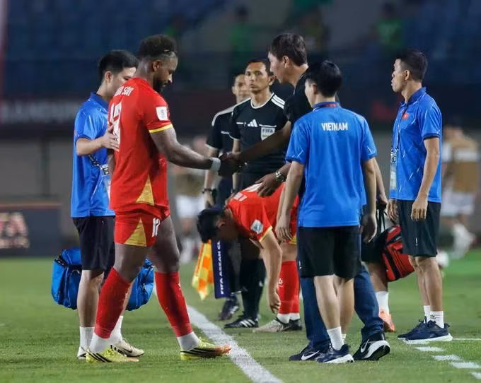 Ở chiều ngược lại tuyển Việt Nam mất Xuân Son, Quang Hải và Thành Chung vì chấn thương. Ảnh: Anh Khoa. xuan-son.jpg