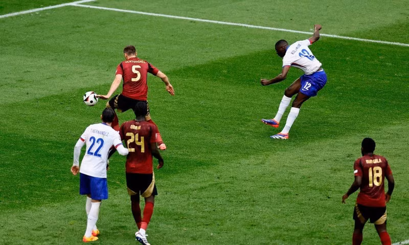 Trung vệ Jan Vertonghen: Với 37 tuổi 68 ngày, ngôi sao người Bỉ trở thành cầu thủ lớn tuổi nhất phản lưới nhà ở EURO. Pha phản lưới ở phút 85 khiến Bỉ thua Pháp 0-1 và dừng bước. 5.jpeg